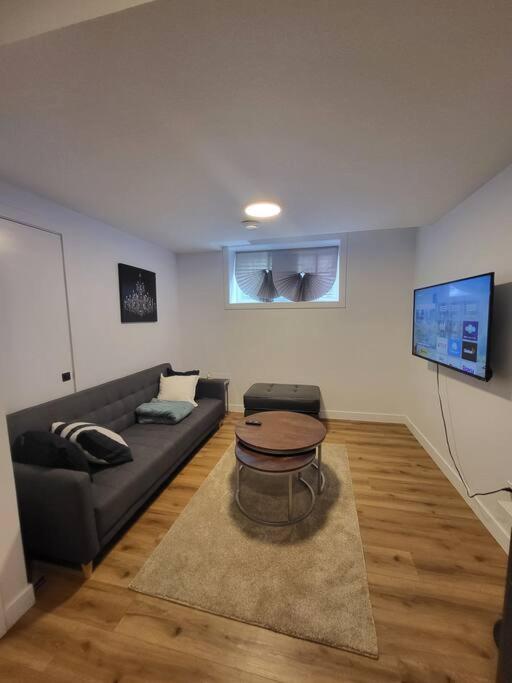 Pebbles' Cozy 2Bed Basement Suite - Near Downtown Edmonton Exterior foto